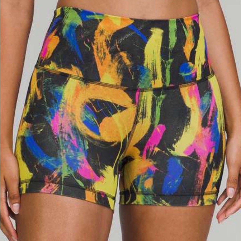 Lululemon Wunder Train High-Rise Short 4"
Undertone Black Multi size 6
